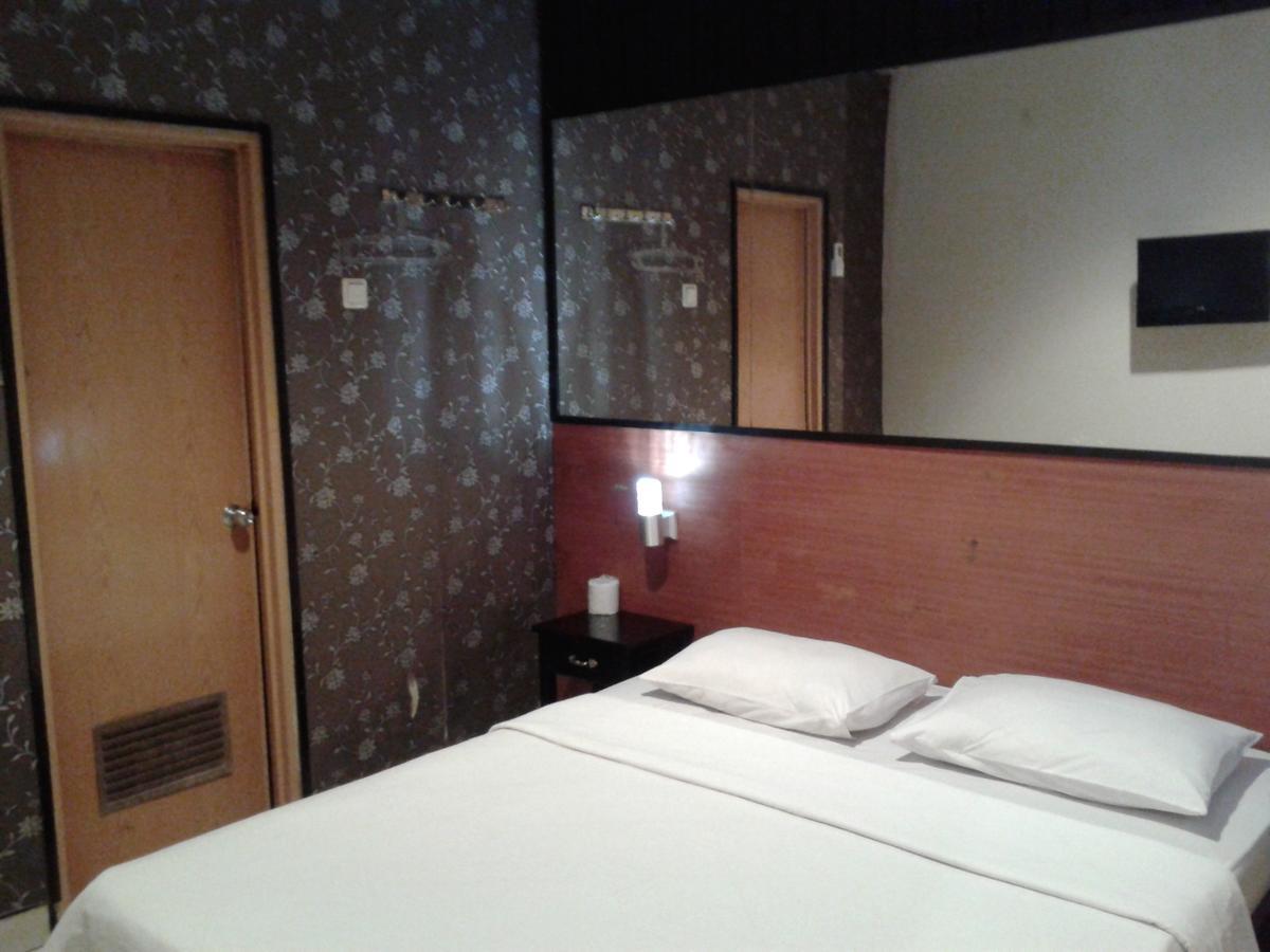 You & Me Hotel Sorong Bagian luar foto